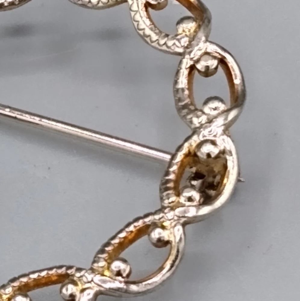 Gold tone Filigree Rhinestone Wreath Circle Brooch Pin Vintage - Picture 5 of 10